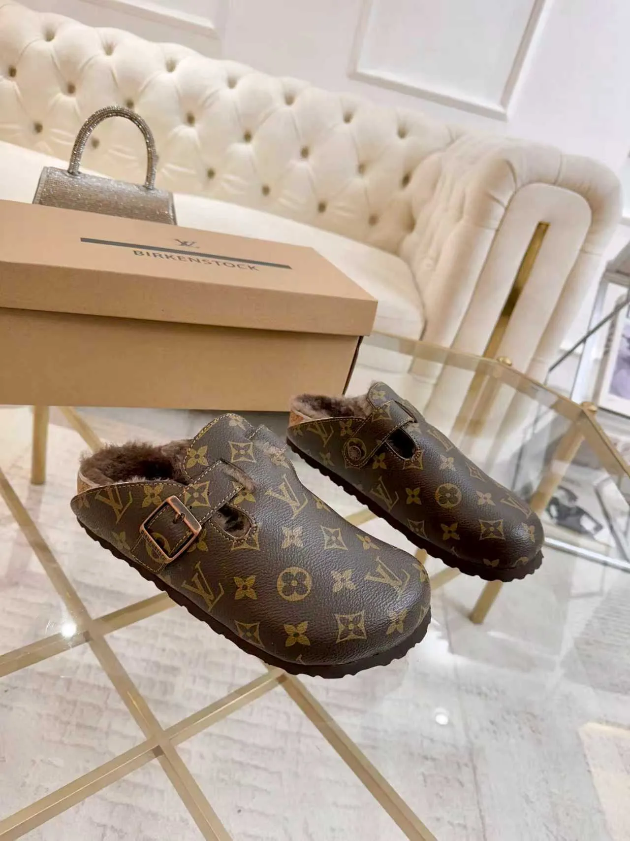 p600 ✨ LV wool slippers for couples｜Even the toes exude a sense of luxury ✨ We have achieved the ultimate restoration of the "high version" of this pair of LV classic Birkenstock slippers, with the mark of luxury in every detail. 👫 ▫️ Original jacquard with delicate cowhide leather, retro texture is at your fingertips; ▫️ 100% pure wool lining, wearing barefoot is like stepping on clouds, skin-friendly, breathable and not sweaty; ▫️ Three-dimensional toe cap + non-slip rubber sole, safe and secure when walking in the wind.  The belt buckle and presbyopia elements are embellished, revealing the aura of a big-name brand in a low-key manner. Whether it is on a date or out on the street, every step is like walking in the middle of a show.  Pair it with jeans for a lazy and casual look; with a coat and skirt, it will look elegant. With one pair of shoes, you can easily switch between multiple styles, and you never have to be deliberate about the sense of luxury.  #LVcouples #high-endwear #lightluxurylife #quality recommendation Fabric: classic presbyopia/imported sheepskin/classic jacquard fabric Lining: imported wool lining Sole: original rubber sole Size: Female 35-41 Male 38-46